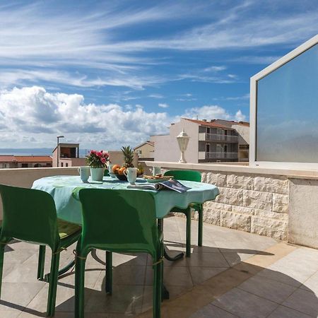 2 Bedroom Stunning Apartment In Makarska Bagian luar foto
