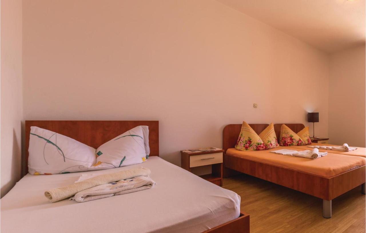 2 Bedroom Stunning Apartment In Makarska Bagian luar foto