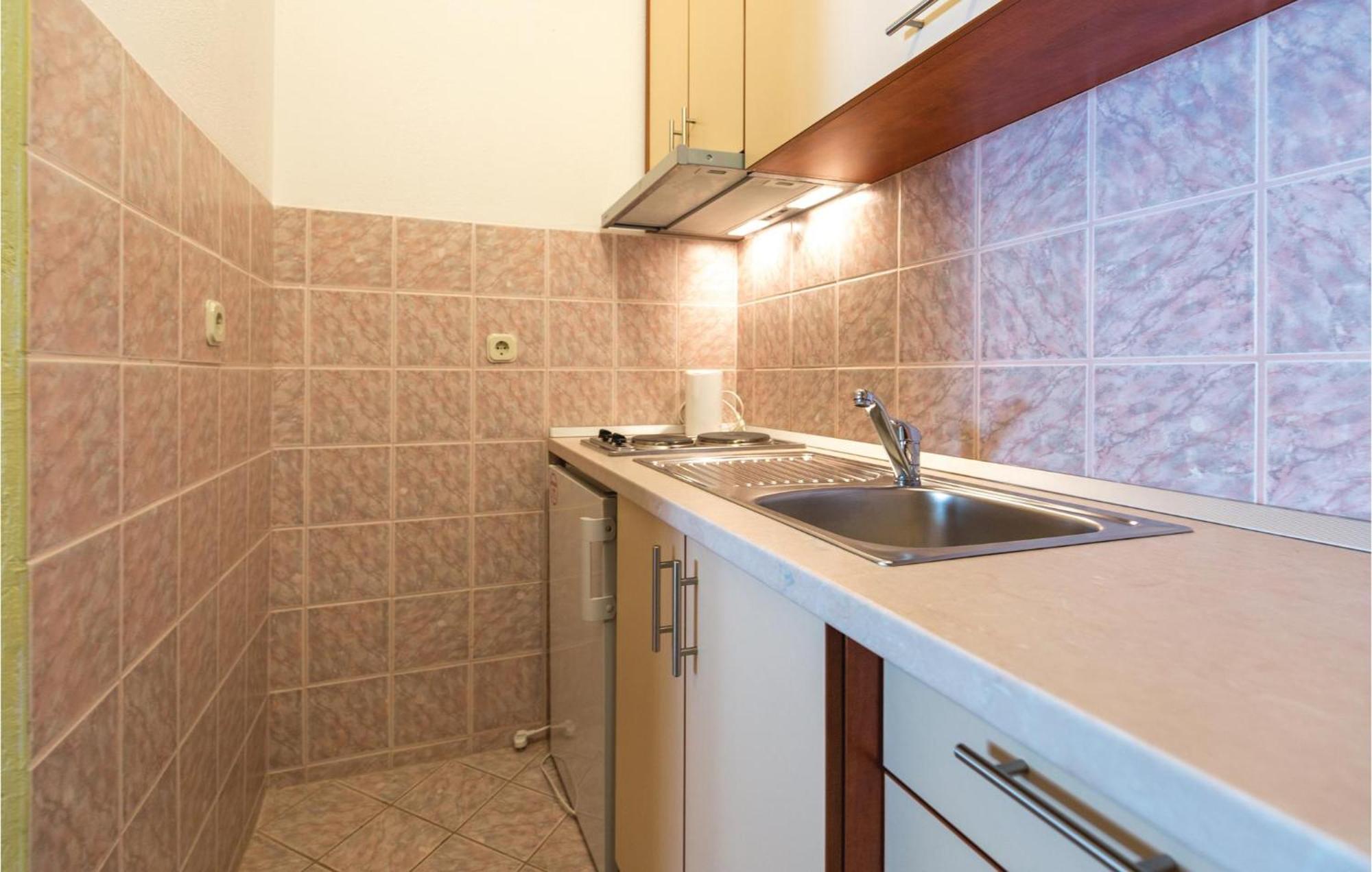 2 Bedroom Stunning Apartment In Makarska Bagian luar foto