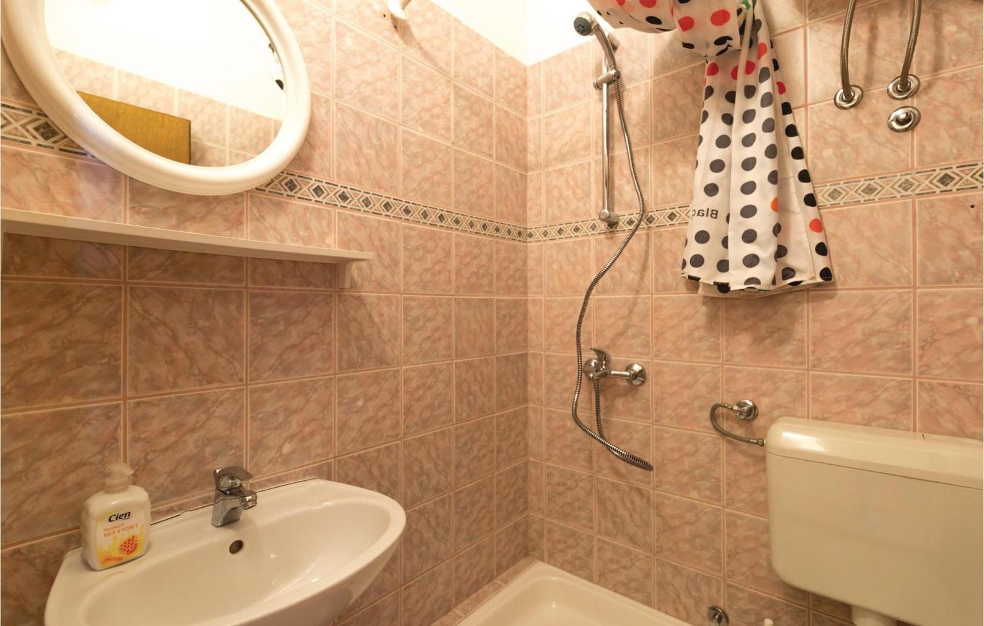 2 Bedroom Stunning Apartment In Makarska Bagian luar foto