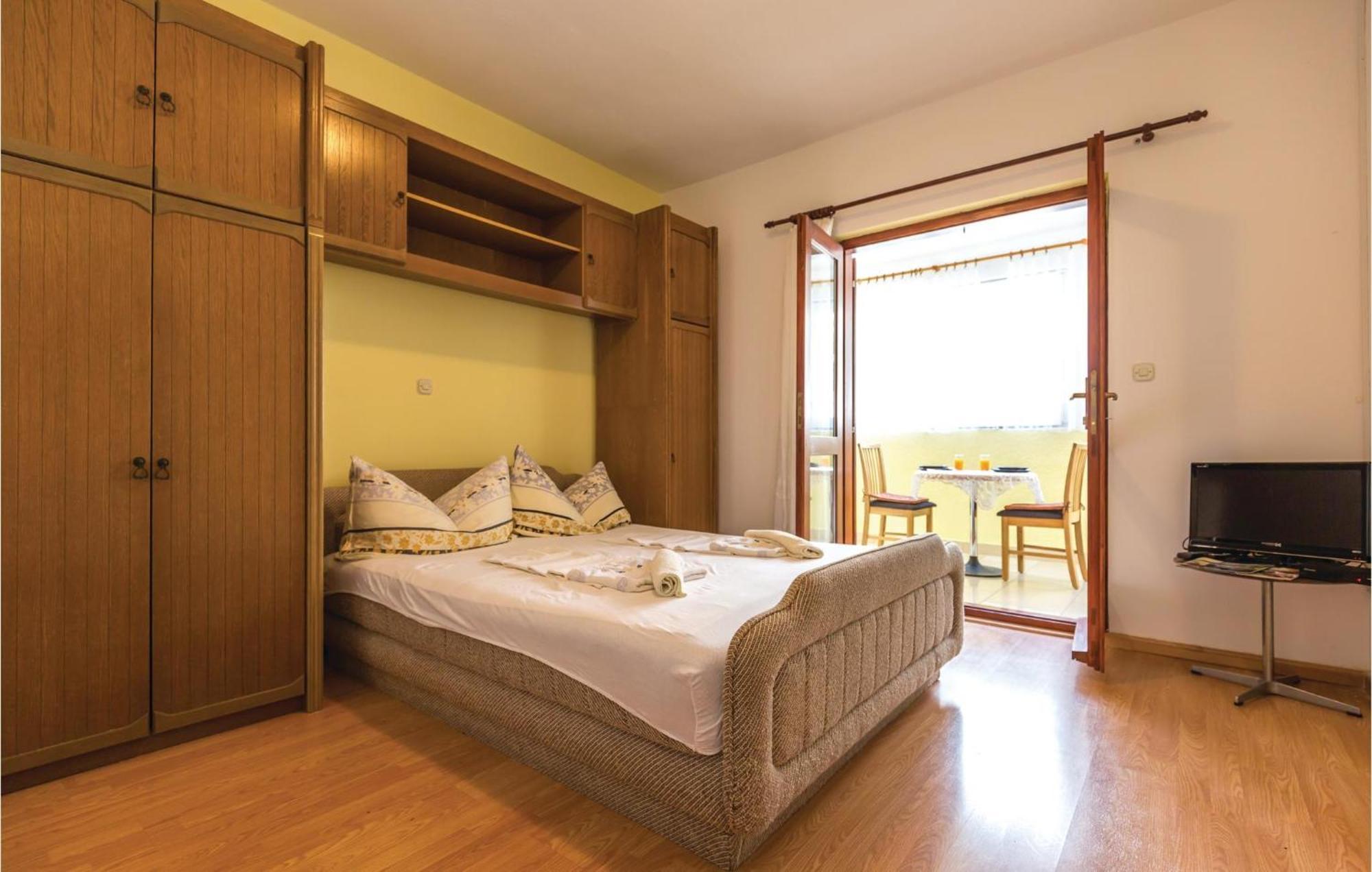 2 Bedroom Stunning Apartment In Makarska Bagian luar foto