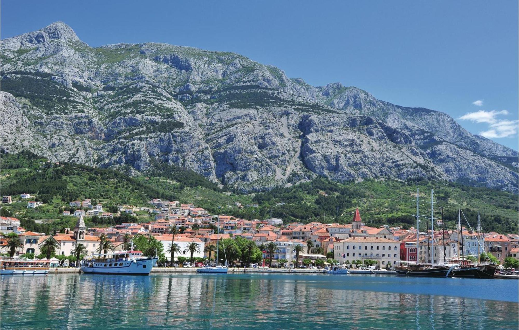 2 Bedroom Stunning Apartment In Makarska Bagian luar foto