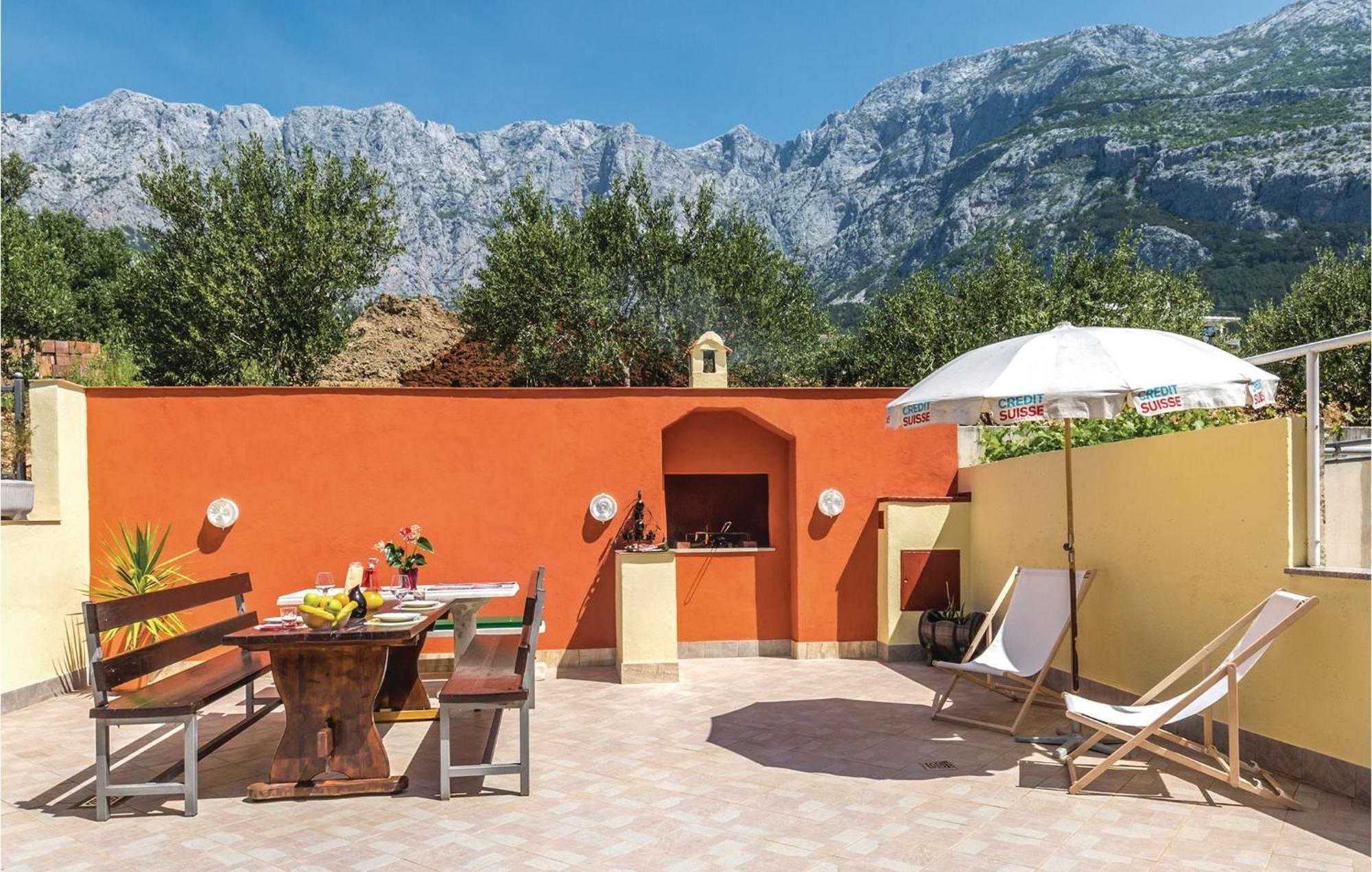 2 Bedroom Stunning Apartment In Makarska Bagian luar foto